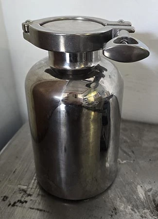 בקבוק נירוסטה 1/2 ליטר עם מכסה סגירה הרמטי